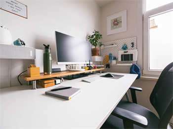 天涯寻亲16年，孙海洋在天涯社区发布寻子启事的那个夜晚，我哭得像个孩子：儿子被拐江油14年，咱老孙当爹的不能认命！(配图：中年孙海洋眼神疲惫但坚定) 第1张